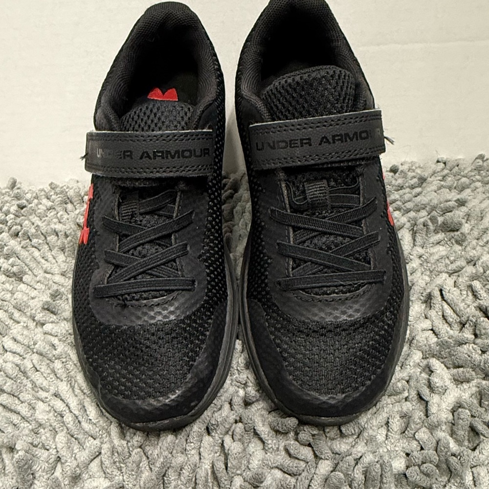 Under Armour UA PS Surge 2 Boy’s Size 1.5 Black Red Sneakers Athletic Shoes EUC - Picture 2 of 7